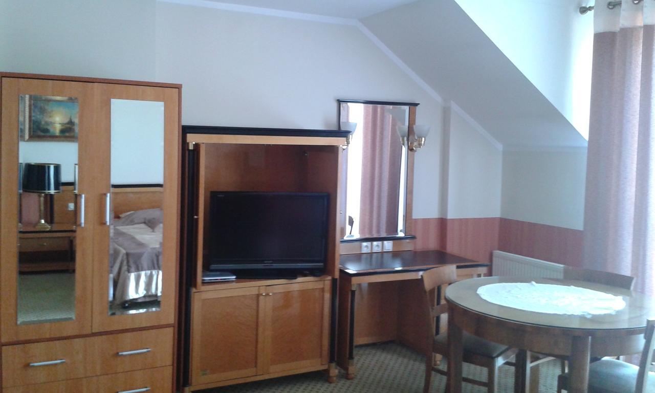 Noclegi Helios & Hotelowa Wieluń Esterno foto