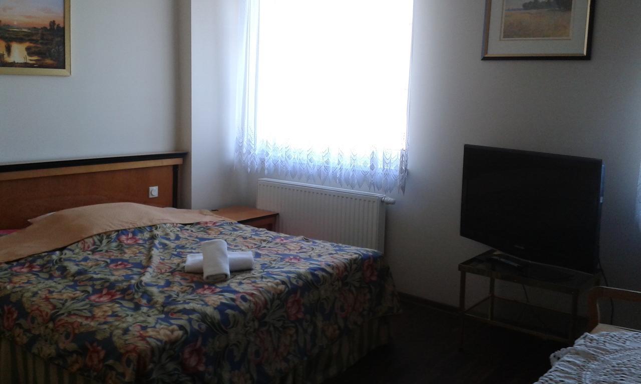 Noclegi Helios & Hotelowa Wieluń Esterno foto